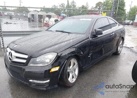 2013 Mercedes-Benz C 250 z USA, uszkodzony, nr VIN WDDGJ4HB0DF992139